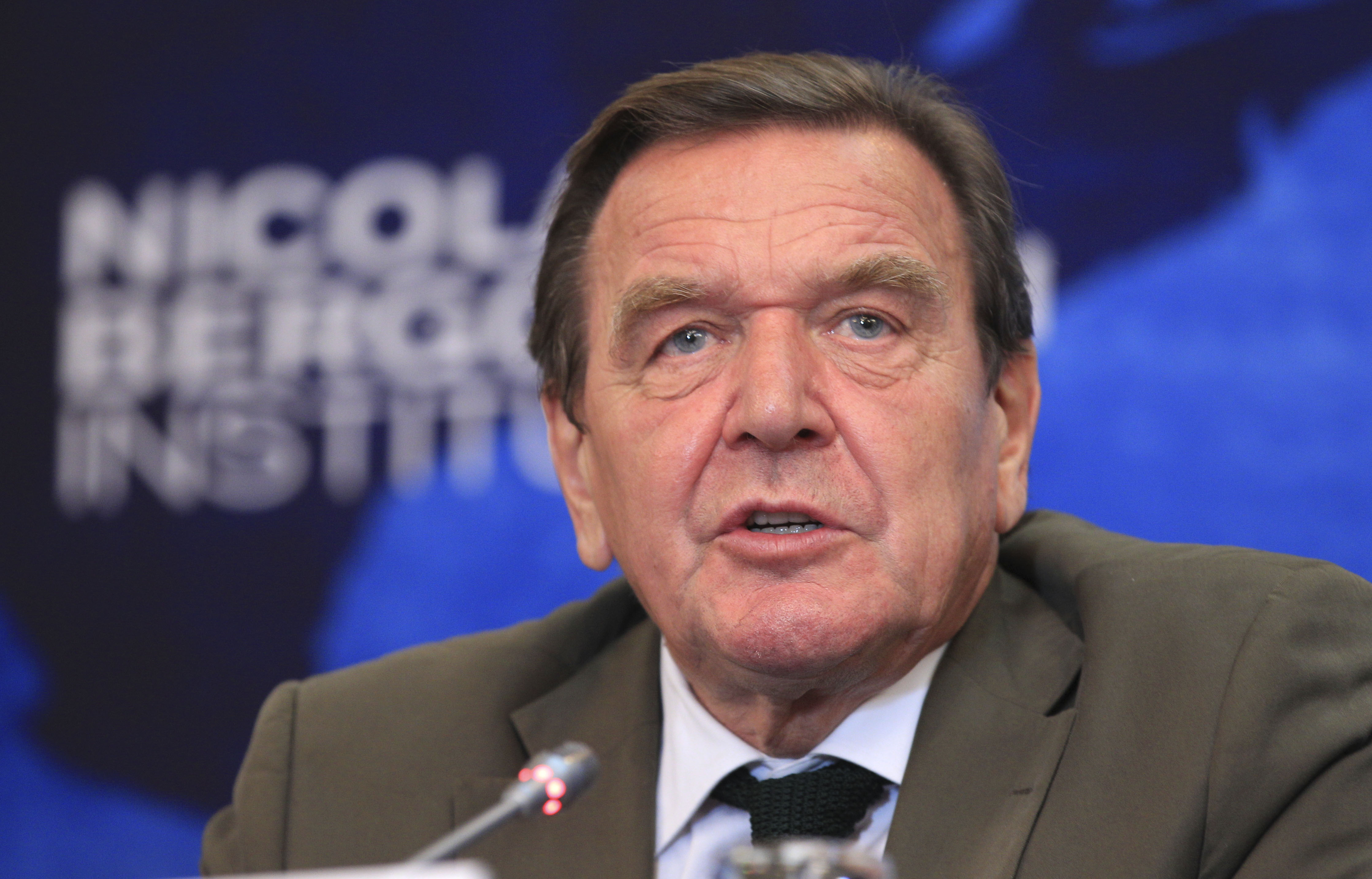 Η «συνταγή» Βερολίνου δεν έχει ούτε πολιτικό ούτε οικονομικό νόημα, λέει ο Σρέντερ